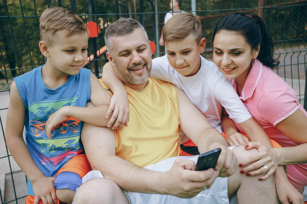 חבילות סלולר למשפחות: המדריך המקיף לחיסכון של מאות שקלים בשנה על תקשורת ניידת
